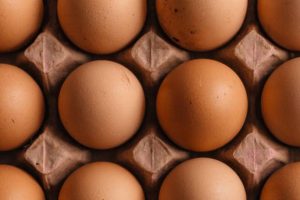 Cuantos huevos pone una gallina?